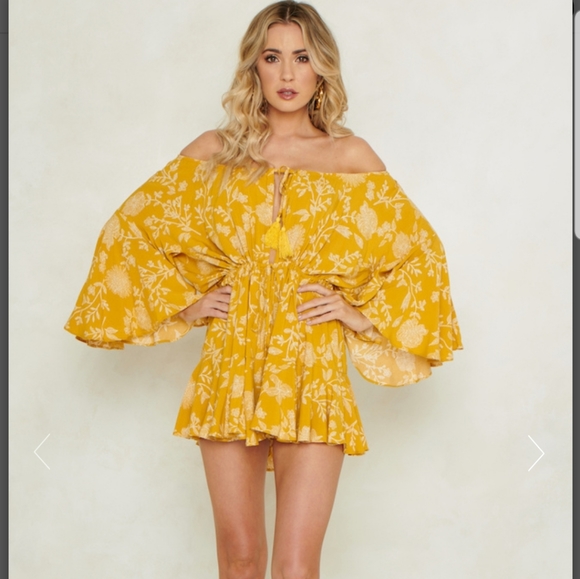 💛 Yellow Bell Sleeved Romper - Picture 3 of 7